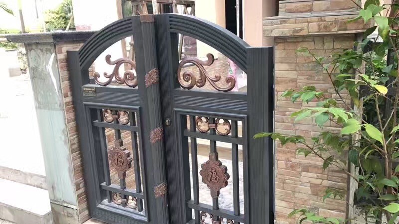 武乡黄老师家的后花园从不锈钢门换成铝艺大门